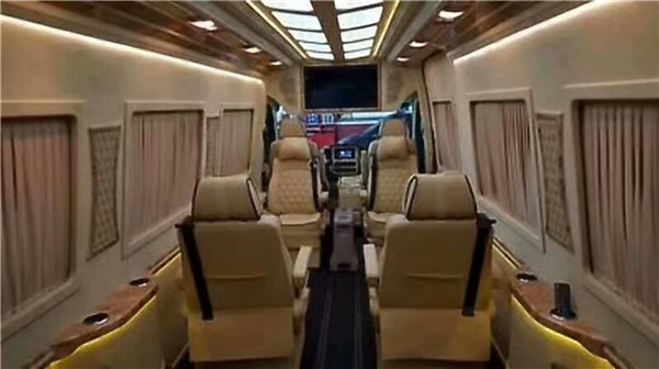 西安奔驰商务车内饰改装价格.jpg 西安奔驰商务车内饰改装价格.jpg